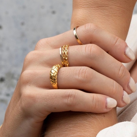 Dainty Gold Vermeil Paperclip Ring - Picture 2 of 2